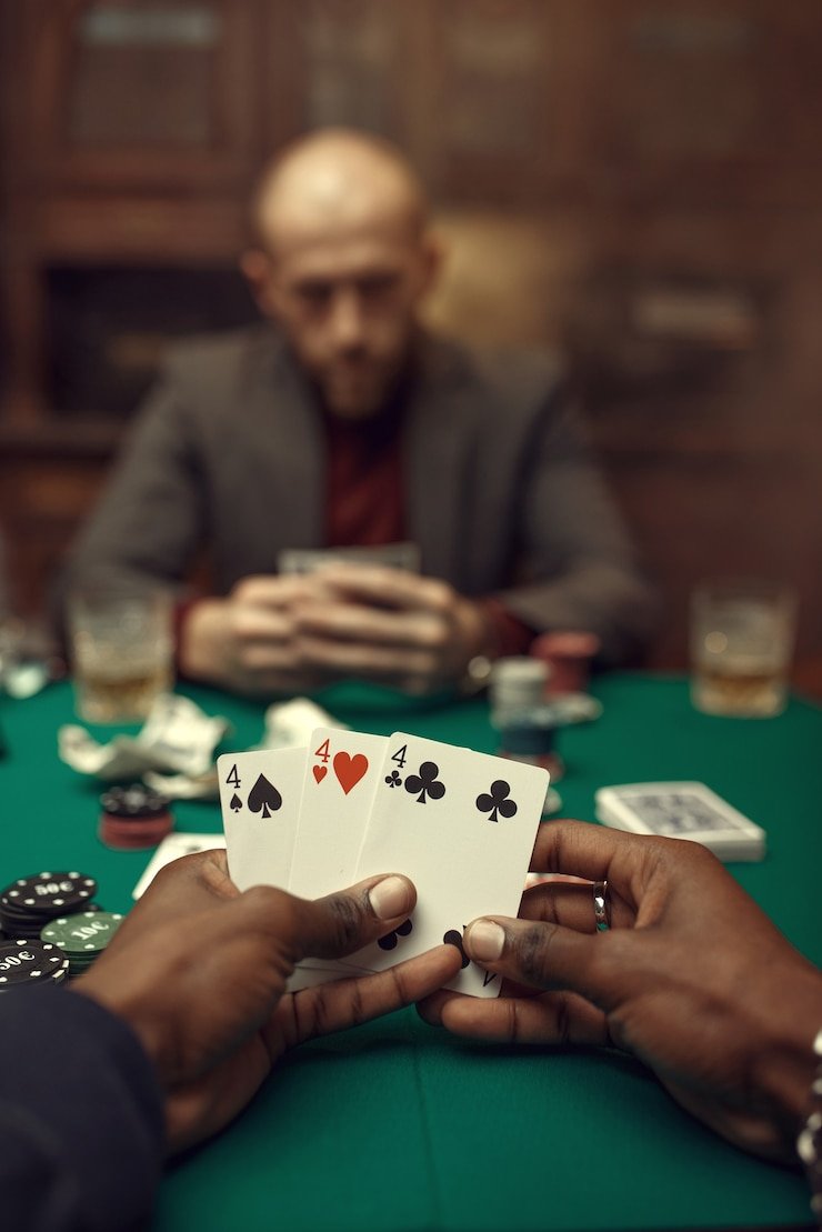 Pengguna menikmati hiburan olahraga dan casino via perangkat smartphone dengan jaringan stabil